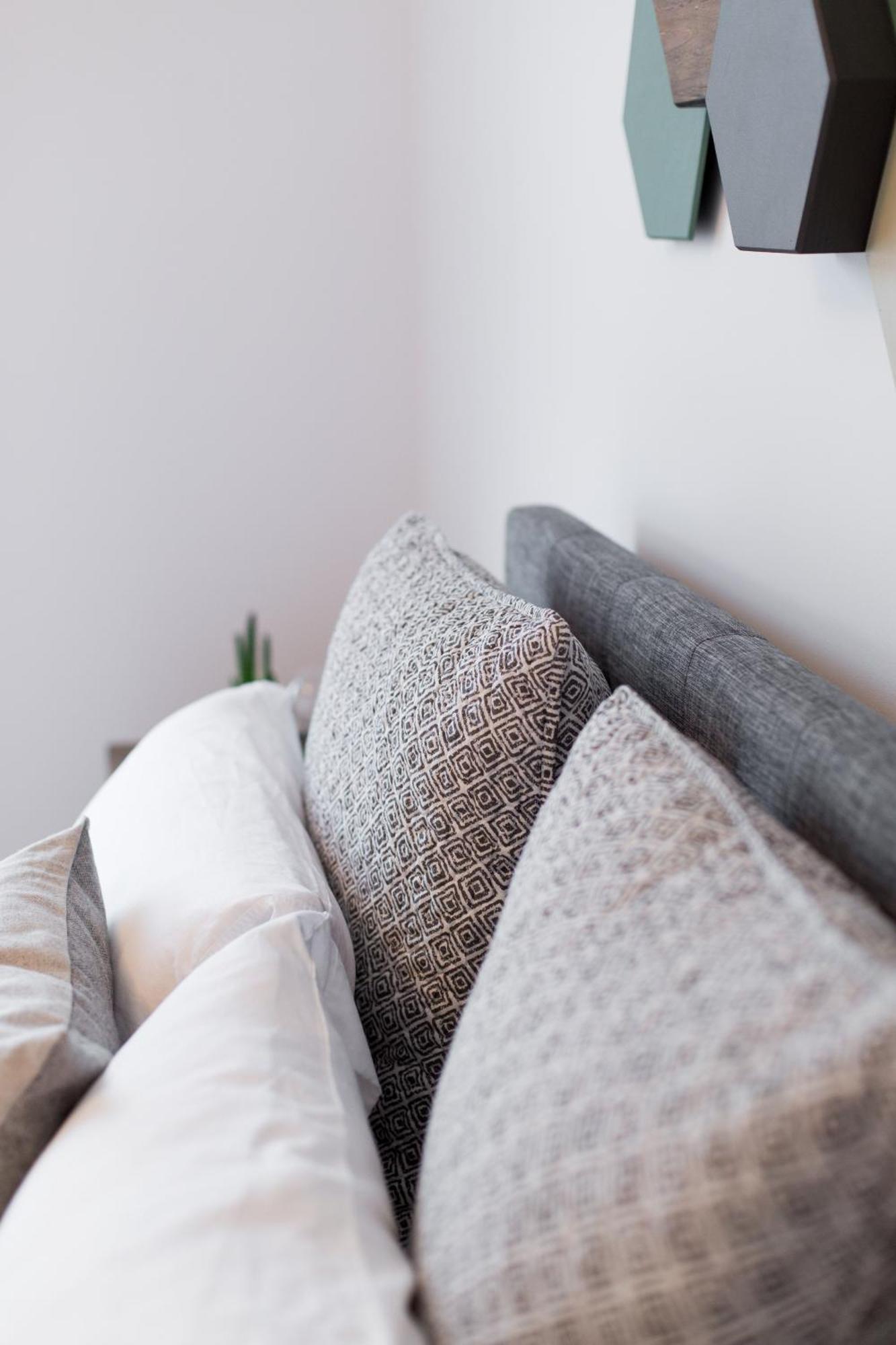Hip, Stylish Apartment In Little Italy By Den Stays A مونتريال الغرفة الصورة