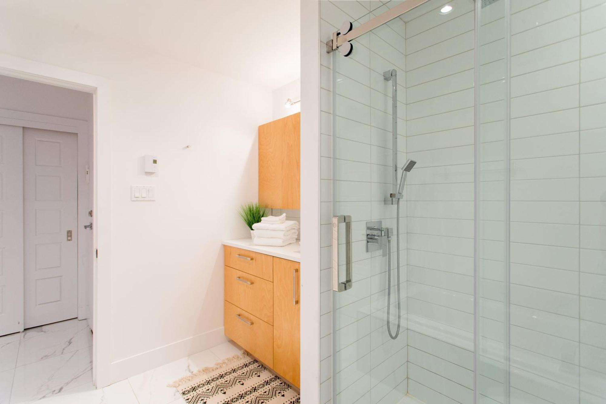 Hip, Stylish Apartment In Little Italy By Den Stays A مونتريال الغرفة الصورة