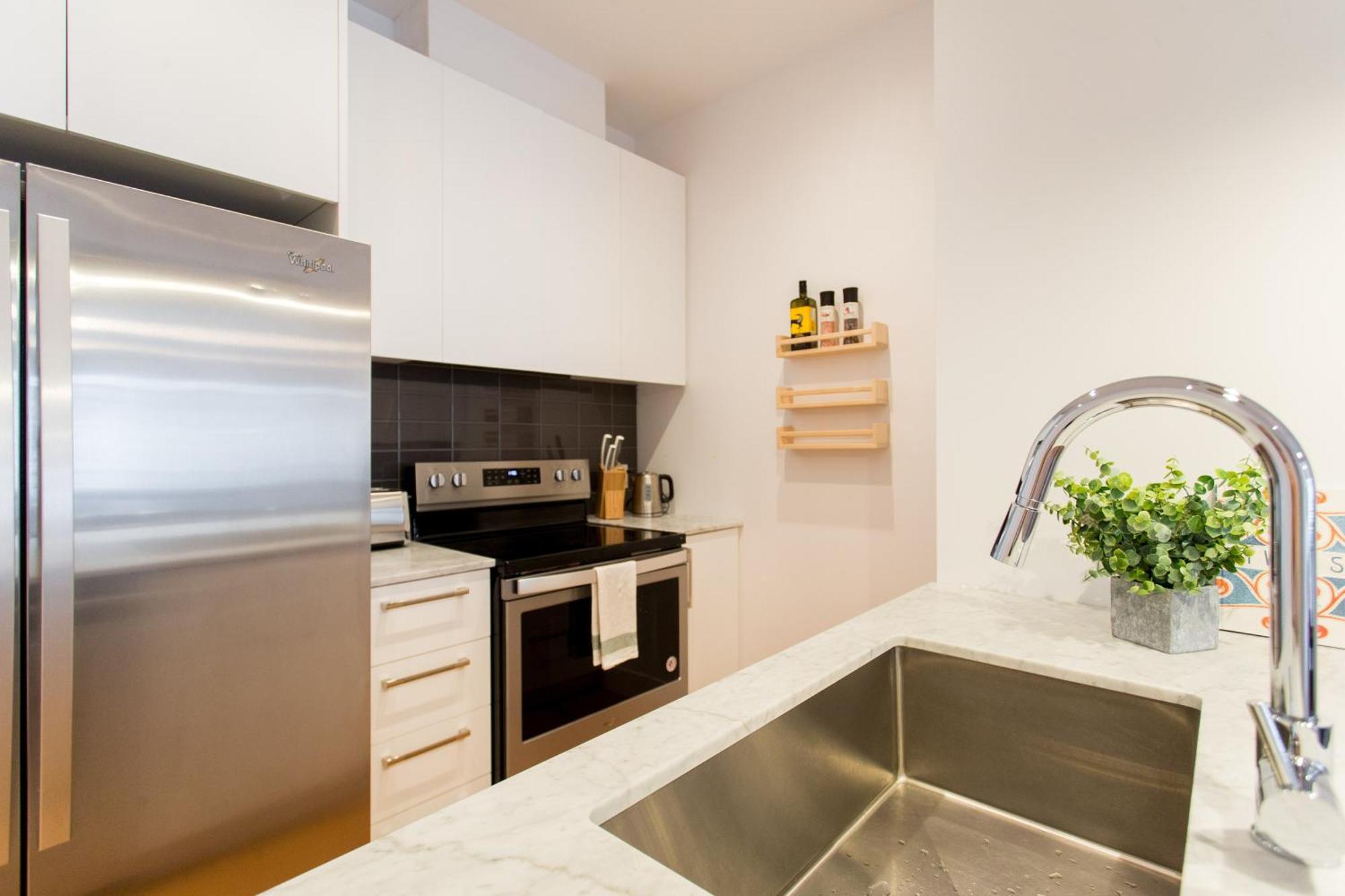 Hip, Stylish Apartment In Little Italy By Den Stays A مونتريال الغرفة الصورة